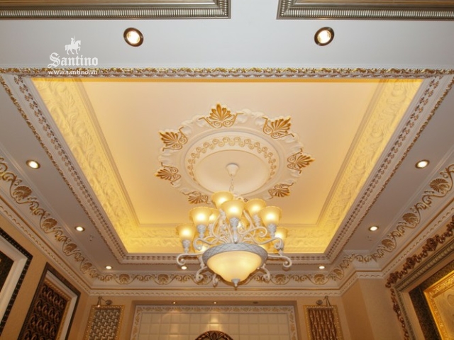 Không gian Nội thất Phòng khách được chỉ định sử dụng trần Picomat khung xương inox, phào chỉ trang trí dát vàng