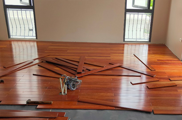 Sàn nhà được ốp bằng ván gỗ Hương mang lại nét hiện đại pha chút truyền thống cho không gian sống.